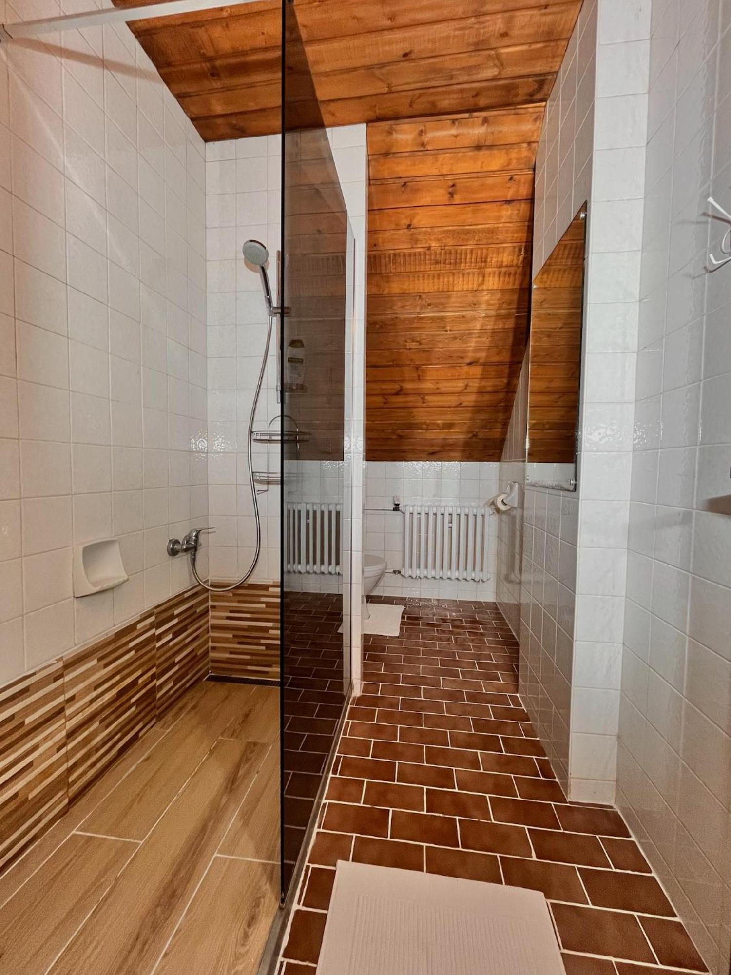 ホテル Vila Morava Liptovský Mikuláš エクステリア 写真
